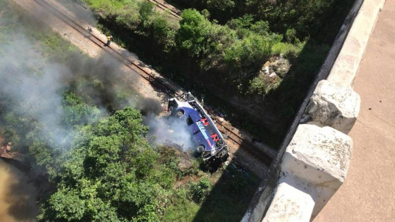 Acidente na BR-381 Ônibus cai de viaduto de 15 metros e deixa ao menos 10 mortos em MG