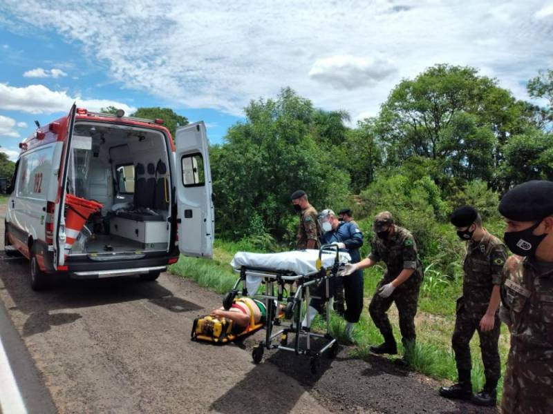 Militares do Exército Brasileiro prestam atendimento em acidente de trânsito na BR 158