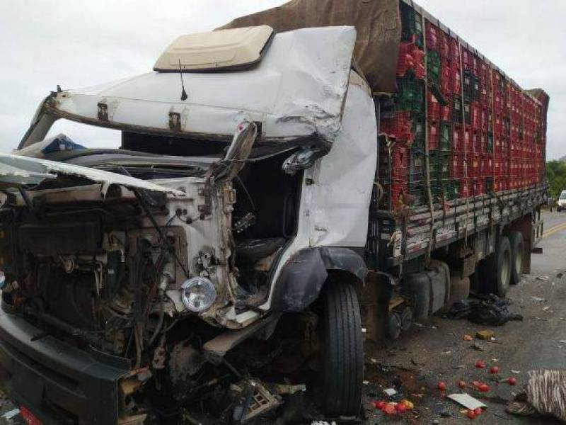Motoristas ficam feridos após colisão frontal na BR-386