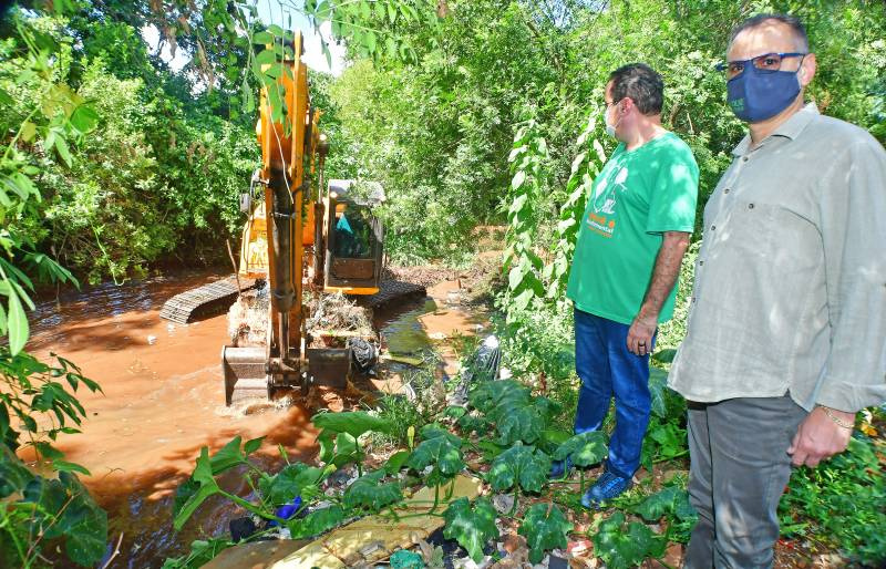Meio Ambiente faz o desassoreamento de trecho do Itaquarinchim