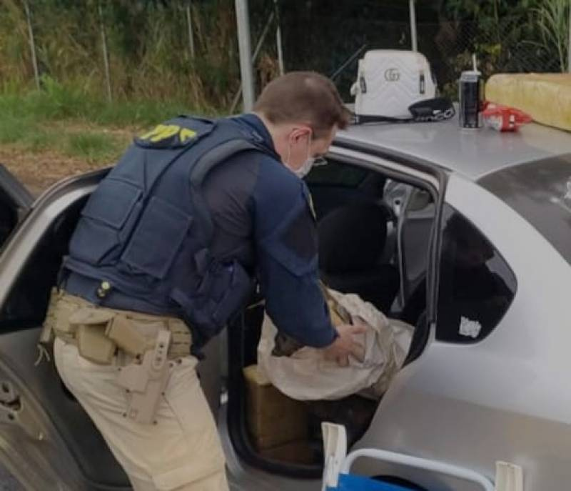 PRF prende casal com 150 quilos de maconha em Ijuí