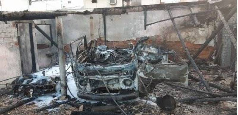 Uma Kombi explodiu e parte dos destroços atingiu uma mulher na cabeça