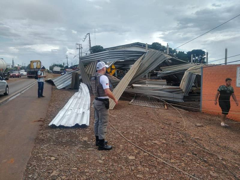 Ventania causa estragos em empresas no distrito industrial de Espumoso