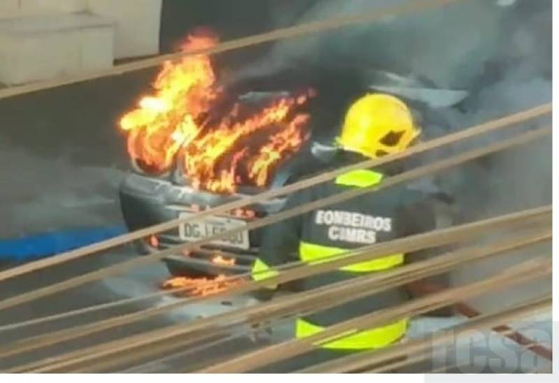 Incêndio atingiu veículo na cidade de Ijui na manhã desta sexta-feira,11
