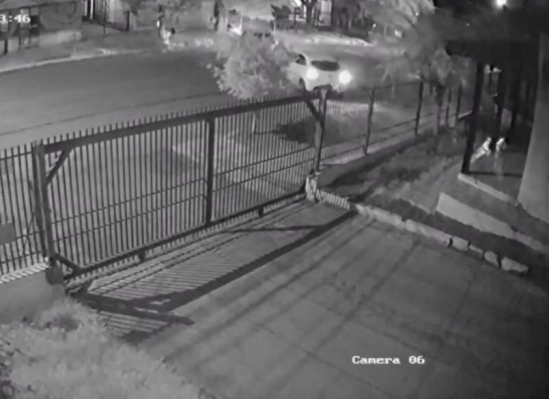 Colisão frontal provoca danos em veículos envolvidos na noite de sábado,12