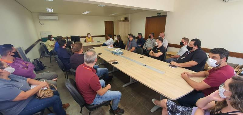 MP busca solução para poluição visual e emaranhado de fios em postes