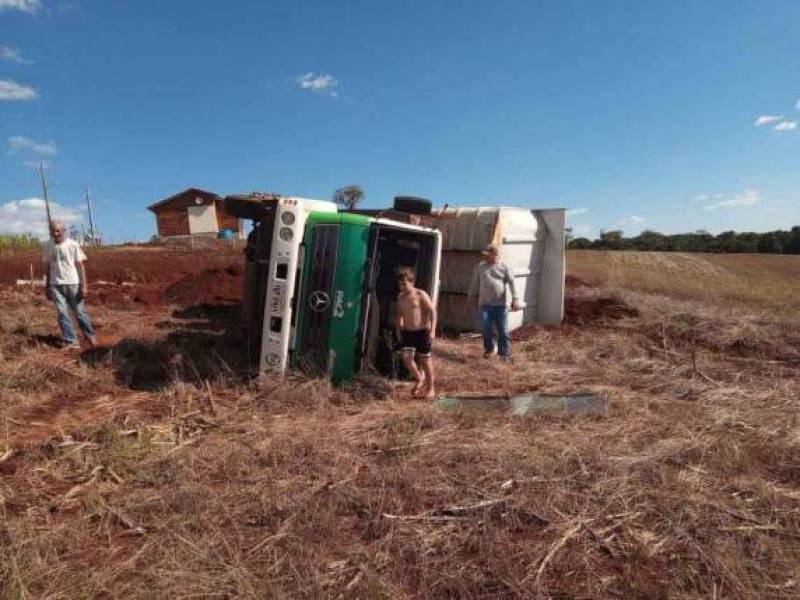 Caminhão de Prefeitura tomba com carga de terra