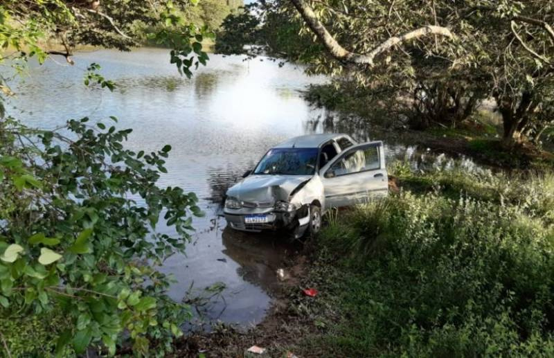 Motorista perde o controle do carro e cai em arroio em Camaquã