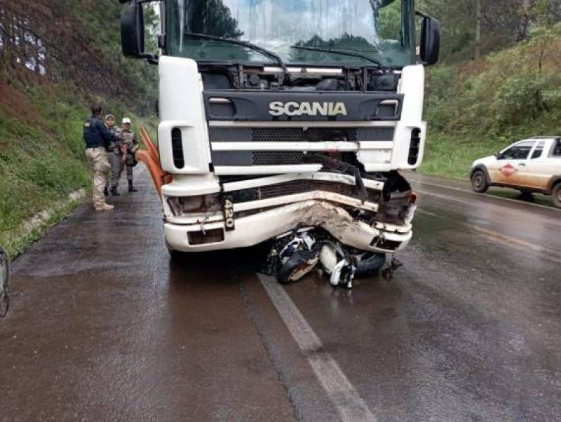 Motociclista morre em colisão contra carreta na BR-285 em Passo Fundo