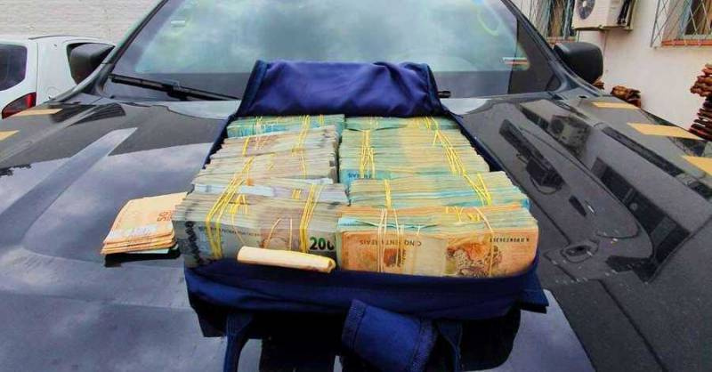 Polícia Federal intercepta Ijuiense com mais de meio milhão de reais na BR 158, em Santana do Livramento
