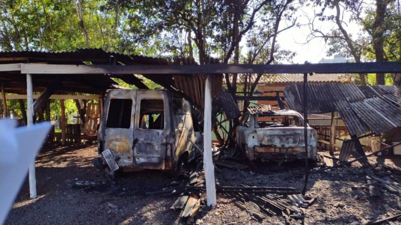 Incêndio criminoso destrói veículos no Centro de Ijuí