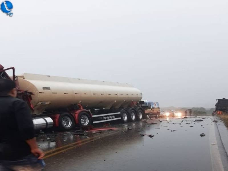 Acidente entre carretas deixa vitima fatal