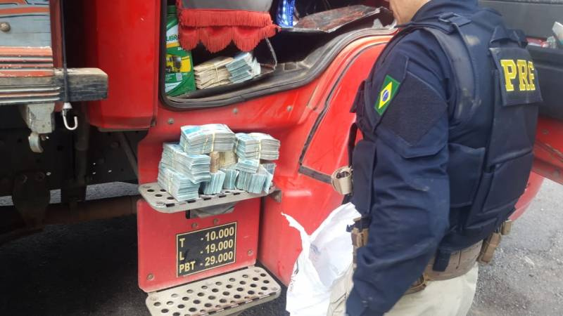 Quase meio milhão de reais é apreendido em Santiago