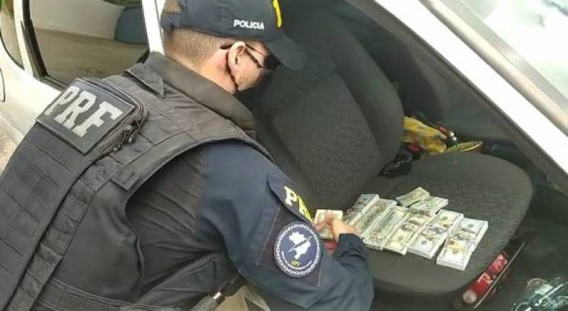PRF prende mulher que levava 70 mil dólares escondidos no sutiã e na calça em Uruguaiana