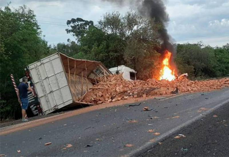 Duas pessoas morreram carbonizadas após veículo pegar fogo em acidente da BR 472 em Itaqui