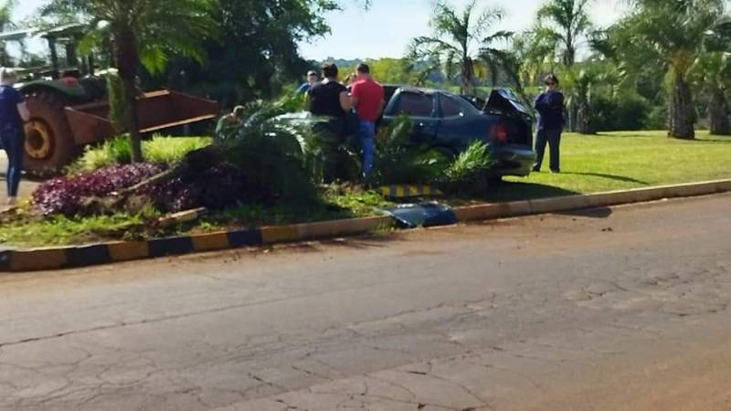 Motorista perde o controle e carro bate em canteiro na BR-392