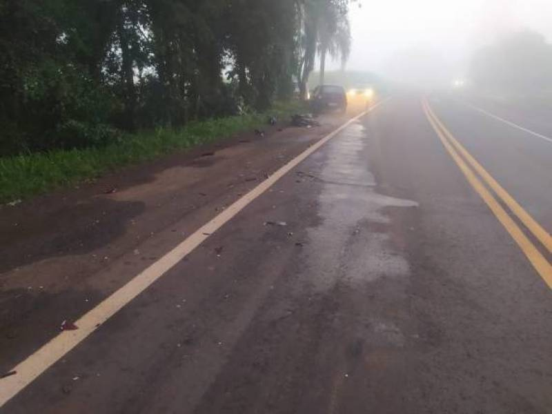 Colisão entre carro e moto deixa duas pessoas gravemente feridas na BR 472