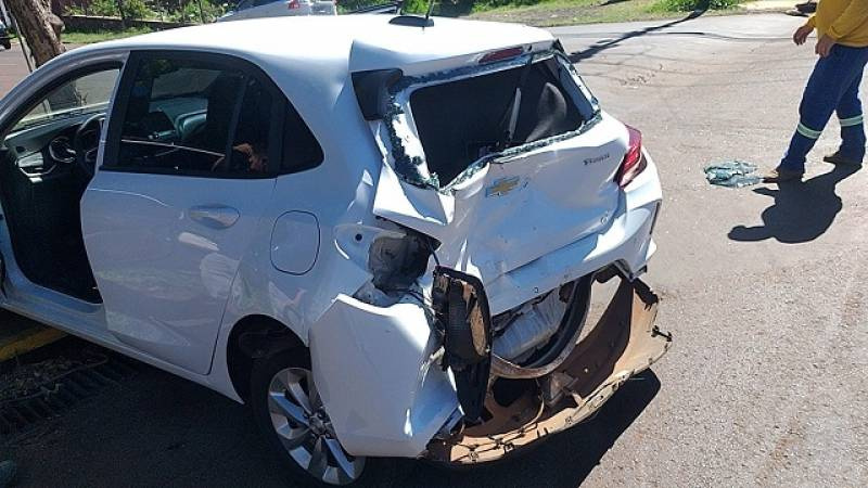 Acidente destrói traseira de Onix em rotatória em Ijuí